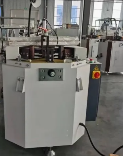 Skok ostrza 100 mm × 3500 mm Pojemność ramy Wytrzymała pojedyncza głowica Aluminiowa maszyna do zagniatania narożników drzwi okiennych