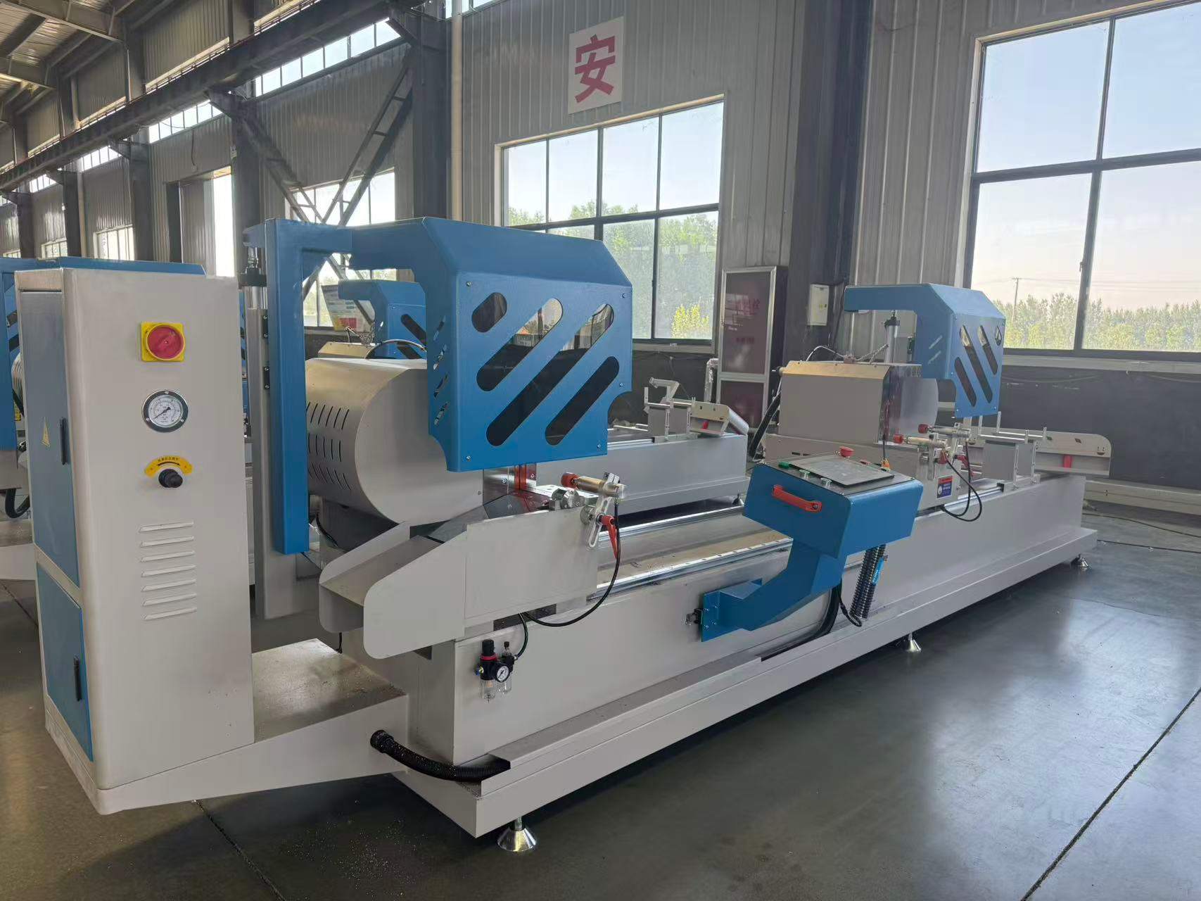 Precyzyjna piła do cięcia wewnętrznego z podwójną głowicą CNC 450 mm (45°/90°)