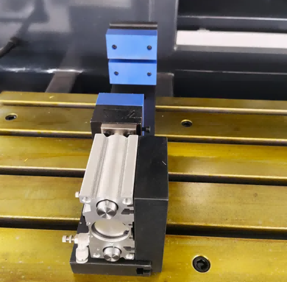 Centrum obróbcze CNC 4M z automatycznym zmieniaczem narzędzi (ATC)