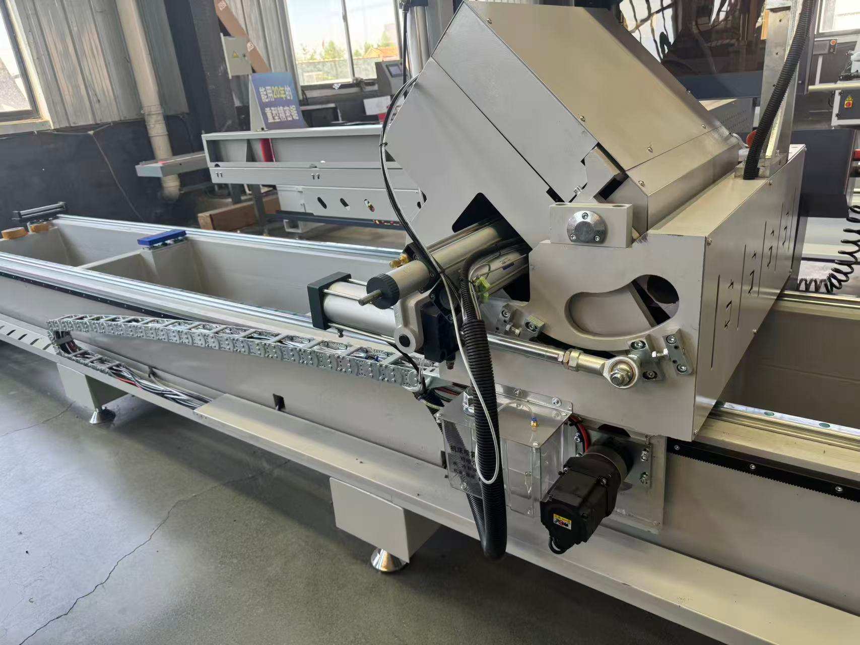 Precyzyjna piła ukośna 550 CNC z zewnętrznym przegubem, 45°/90