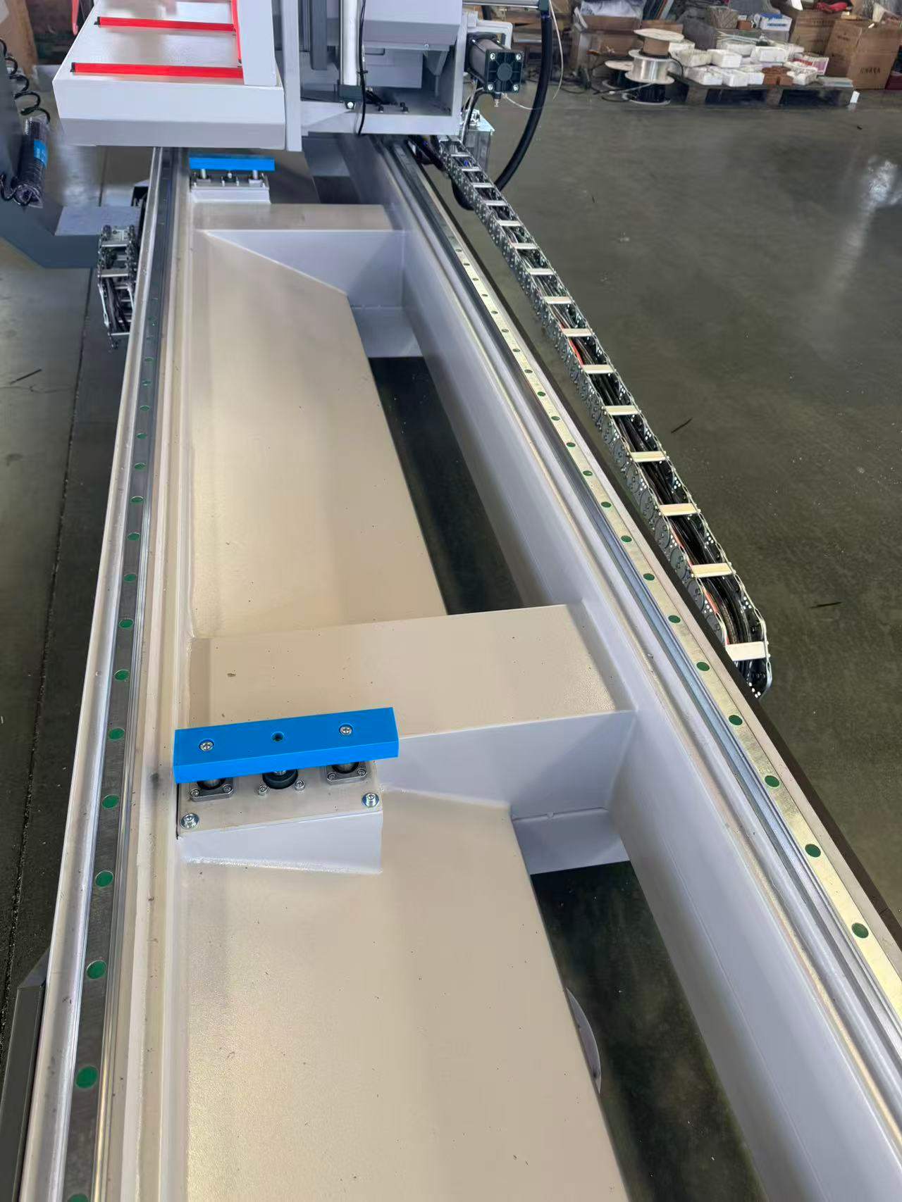 Wewnętrzna piła obrotowa 550 CNC o wysokiej dokładności (45°/90°)