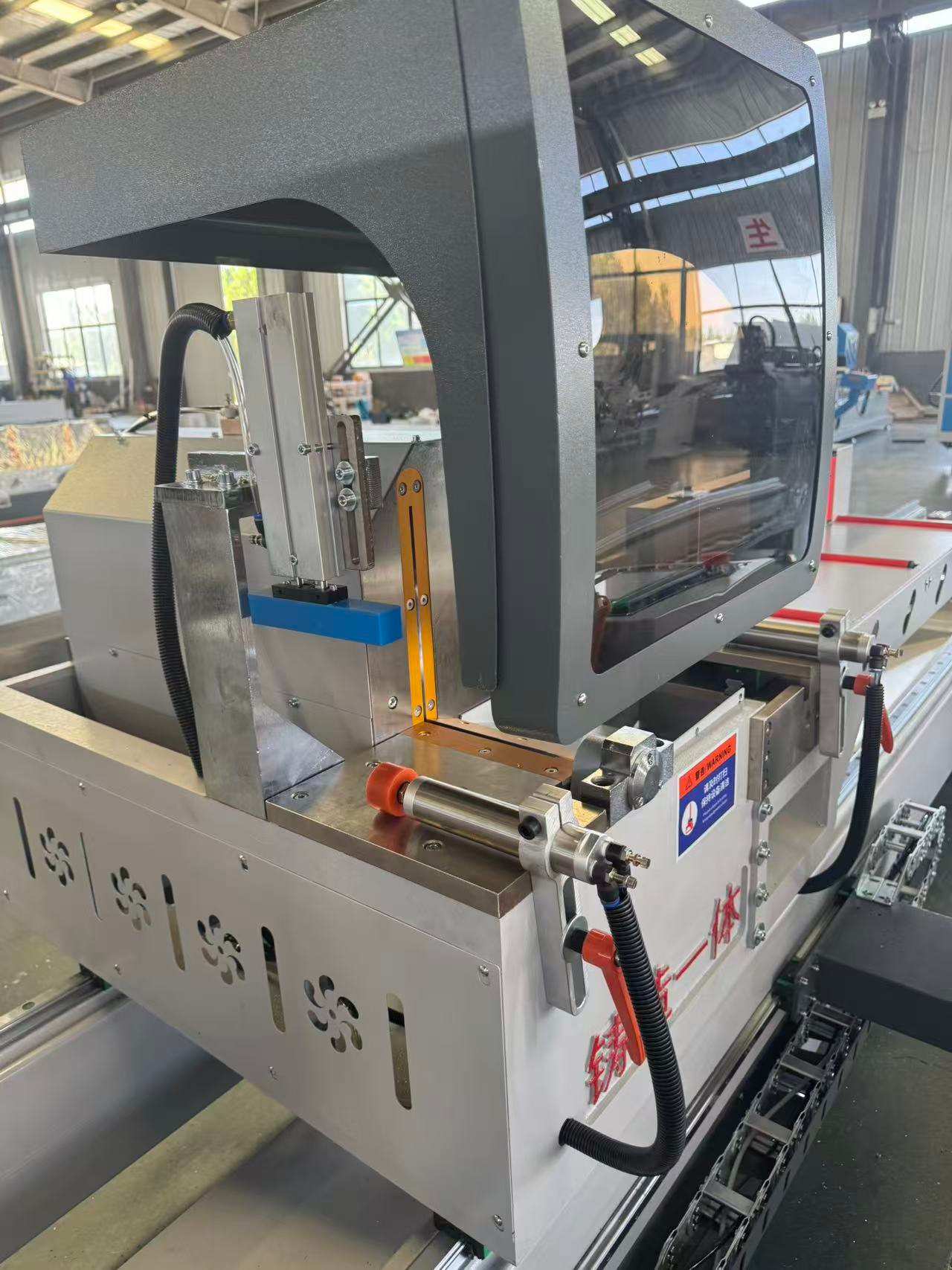 Precyzyjna piła przegubowa wewnętrzna 550 CNC (45°/90°)