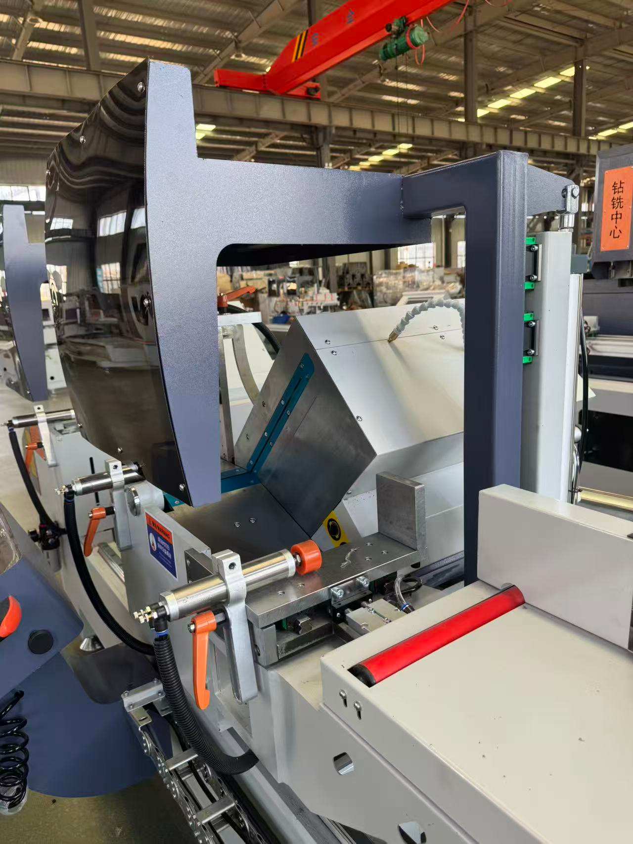 Pilarka ukośna CNC 550 z odchyleniem zewnętrznym do produkcji wielkoseryjnej, 45°/90°
