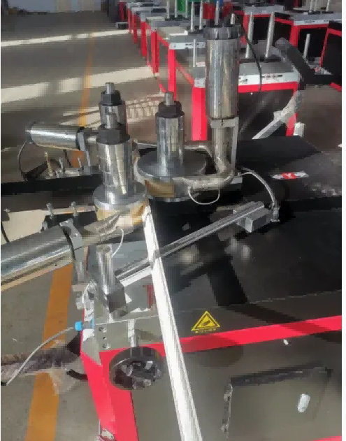 Giętarka CNC do profili okiennych/drzwiowych z aluminium i PCV