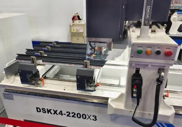 Wysoce precyzyjna, wytrzymała 4-głowicowa wiertarka CNC do aluminiowych ścian osłonowych