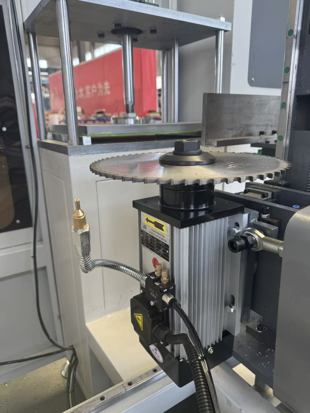 Wielokątowy frez końcowy CNC 3+2 z osią do nieregularnych profili aluminiowych słupków